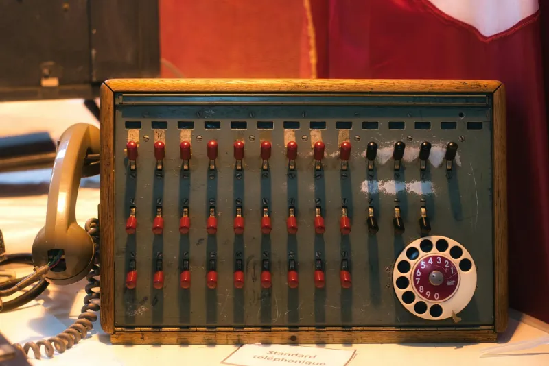 When Calling Home Meant Waiting Your Turn — How America Shared Phone Lines for Decades